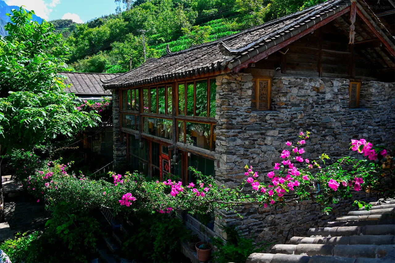 seans spring guesthouse tiger leaping gorge yunnan